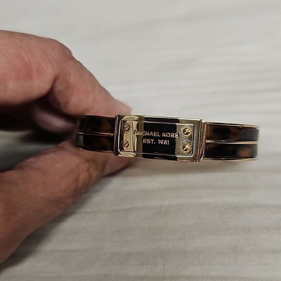 MICHAEL KORS GOLD TONE TORTOISE HINGE BANGLE BFPM-02-302 - Picture 1 of 5